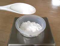 画像:苛性ソーダを量る