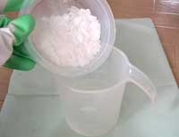 画像:苛性ソーダを水に加える