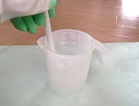 画像:苛性ソーダと水を混ぜる