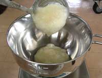 画像:油脂を量る