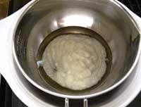 画像:油脂を湯煎にかける