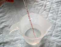 画像:油脂の温度を測る