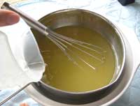 画像:苛性ソーダを油脂に加える