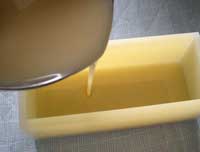 画像:型に入れる