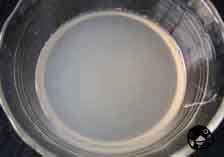 画像:3時間後、液体石けんの元が溶けて液体石けんになった