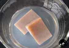 画像:固形石けんに水を加えてすぐ