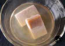 画像:3時間後、固形石けんは溶けていない