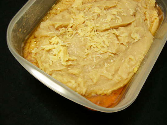 翌日、固まった生地。分離した液体は残っている。