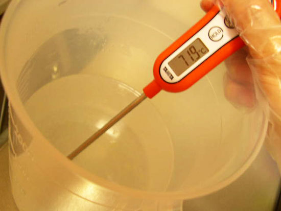 水酸化Na水溶液。71.9℃