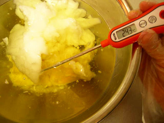 全ての油脂が入ったボール。油脂温度、24.3℃