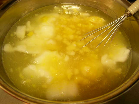 油脂の入ったボールに水酸化Na水溶液を混ぜた