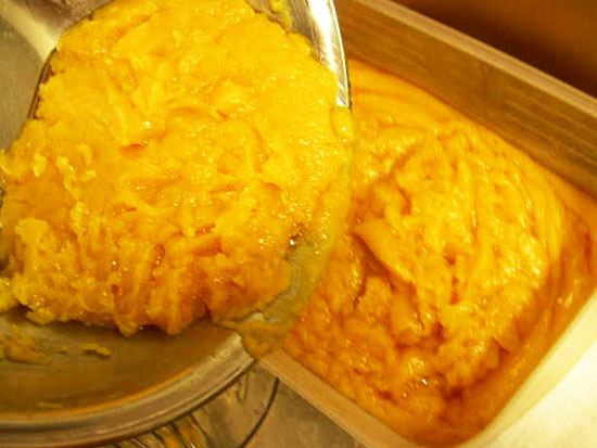 生地をタッパーに流し入れる。