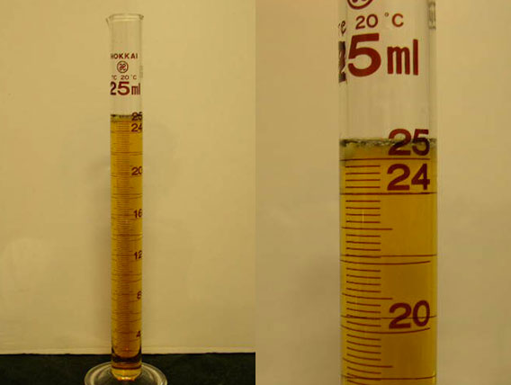 分離した液体をメスシリンダーに入れた。