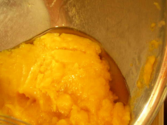 流し入れている最中も分離が進み、液体がにじみ出てくる。