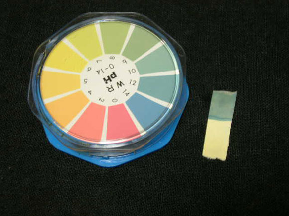 分離した液体のpHを調べる。